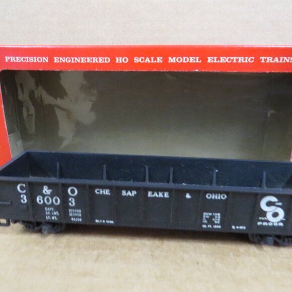 7 Assorted Vtg Tyco HO Scale Train Box Cars, Tanker, Caboose + 16 Curved Tracks - Picture 4 of 16